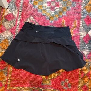 Women’s LULULEMON skirt with built in shorts- pleaded side detail